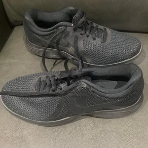 Men Barely Worn Black Sneakers Size 8